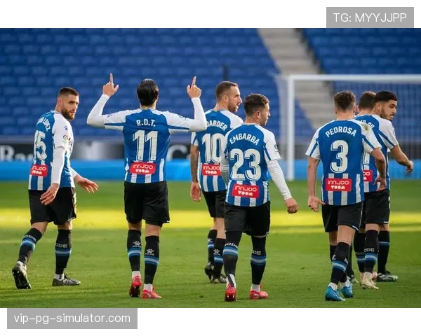 中场争夺演化明显 更多球队选择长传反击而非短传渗透 中场争夺演化明显 更多球队选择长传反击而非短传渗透